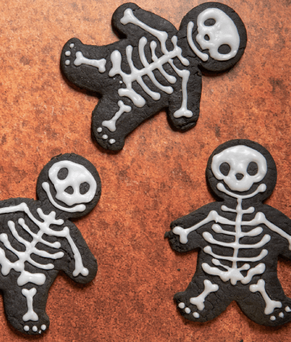 gingerbread men decorated with skeleton icing