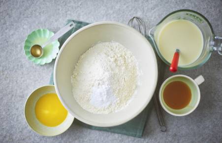 banoffee vegan pancakes ingredients in bowls