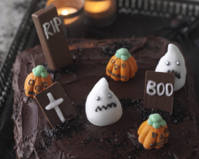 Graveyard Cake with pumpkins and ghosts made from icing