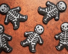 gingerbread men decorated with skeleton icing