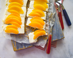 Peach and cream cheesecake bar