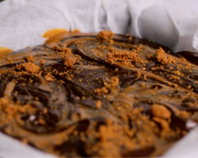 Dark chocolate biscoff fudge